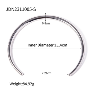 Macro detail of silver stainless steel choker showing 11.4cm inner diameter and 84.9g weight