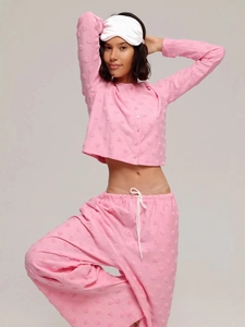 Ensemble de détente rose avec flocage cœurs, haut court boutonné et pantalon à cordon