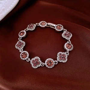 Vue détaillée du bracelet fleur vintage avec cristaux roses sur fond de soie foncée