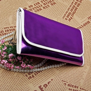 Kit de 16 pinceaux de maquillage violet dans une pochette métallisée avec chaîne perles