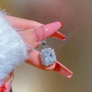 Elegante Titanstahl Halo-Halskette mit rechteckigem Zirkon-Anhänger für Damen