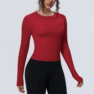 Détail macro du haut de yoga respirant rouge foncé avec coutures de haute élasticité