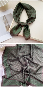 Texture détaillée d'un foulard en soie avec fond marron et motif mors de cheval vert
