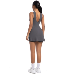 Dettaglio del design racerback con profonda scollatura a U su un abito da tennis grigio