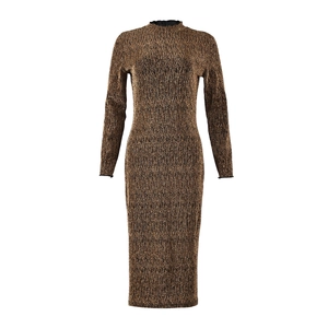 Gros plan du tissu tricoté pailleté bronze et détail du col montant de la robe midi ajustée