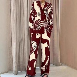 Détail de l'ensemble deux pièces en satin de soie avec chemise imprimée et pantalon large