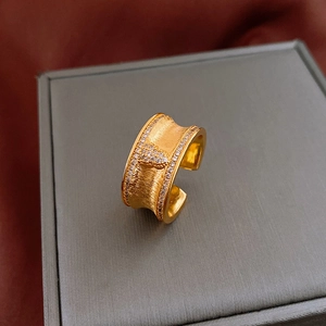 Macro di anello largo placcato oro con trama spazzolata e cuore in zircone