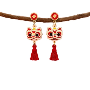 Boucles d'oreilles traditionnelles chinoises avec lion dansant et glands rouges