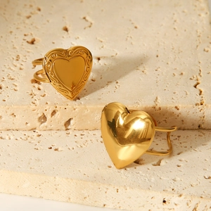 Anelli a cuore in acciaio inossidabile placcato oro 18K con incisione stile vintage