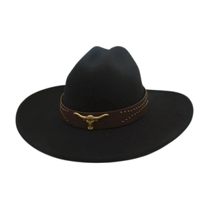 Détail d'un chapeau de cow-boy noir en laine avec ornement tête de taureau et bande cloutée