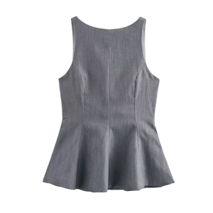 Détail du haut à basque gris sans manches avec nœud bicolore et tissu texturé