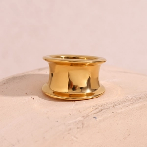 Macro d'une bague en acier plaqué or 18K avec rainure incurvée et design en selle