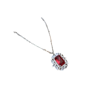 Collier élégant en argent avec zircon rouge rectangulaire et pierres marquises blanches