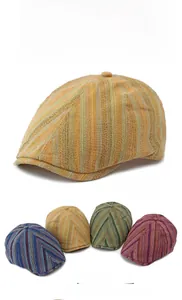 Gros plan sur la texture rayée ethnique et la couture à six panneaux du béret rétro
