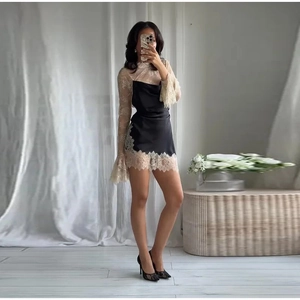 Vestido ajustado negro con ribetes de encaje y mangas largas transparentes elegantes