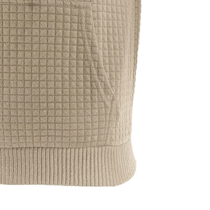 Detail der khakifarbenen Waffel-Stepptextur und Taschennaht am Herren-Kapuzenpullover