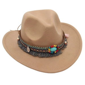 Détail du chapeau en feutre camel avec ruban ethnique, perles et pompon bohème