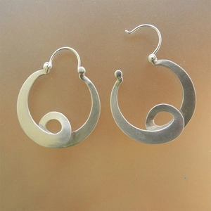 Orecchini a cerchio vintage in argento con spirale geometrica e design gypsy
