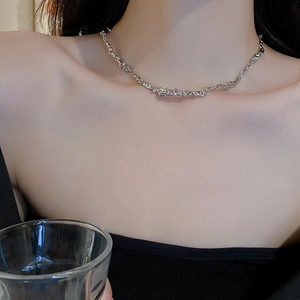 Primo piano di una collana choker argento con trama lavica su una modella