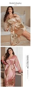 Detail eines champagnergoldenen Satin-Bademantel-Sets mit Blumendruck und Seidentextur