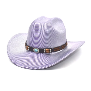 Détail d'un chapeau de cow-boy à rayures mauves avec pierre turquoise et perles en bois