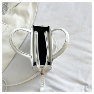 Vue de dessus du sac blanc montrant les compartiments intérieurs et le zip doré brillant