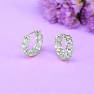 Detailed close-up of S925 sterling silver chain link hoop earrings on a purple background
