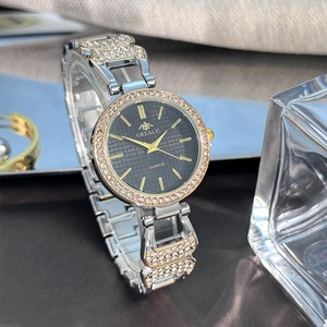 Détail de montre à quartz avec cadran noir diamanté et lunette sertie de strass