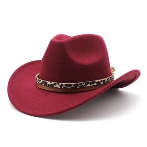 Détail d'un chapeau de cowboy bordeaux avec ruban léopard et double bande marron