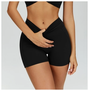 Dettaglio degli shorts da yoga a vita alta con fascia a V e design modellante addome