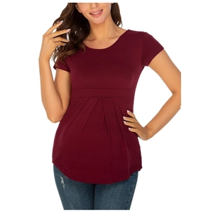 Detail des weinroten Umstandsoberteils mit geraffter Taille und weichem Strickgewebe