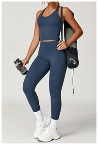 Dettaglio dei leggings da yoga a vita alta blu navy e del reggiseno sportivo incrociato