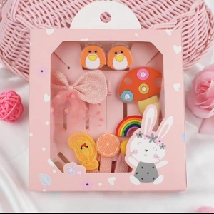 Rosa Kinder Haarschmuck Set mit Cartoon-Clips und Bändern in einer Geschenkbox