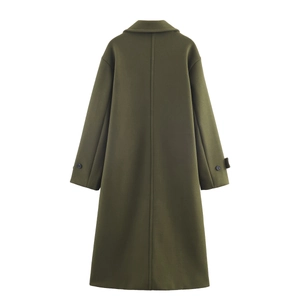Détail de la couture arrière et des poignets boutonnés d'un long manteau en laine olive