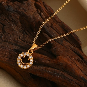Détail du collier plaqué or 18 carats avec pendentif smiley en zircon ajouré