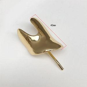 Detailed view of the 40mm golden alloy hair clip featuring high-polished geometric design