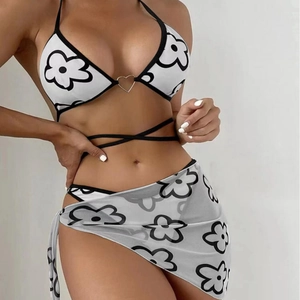 Bikini trois pièces avec imprimé floral, boucle coeur en métal et paréo assorti