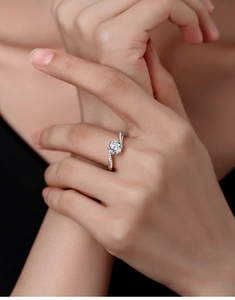 Close-up of classic 925 silver moissanite ring featuring a brilliant 1-carat round diamond