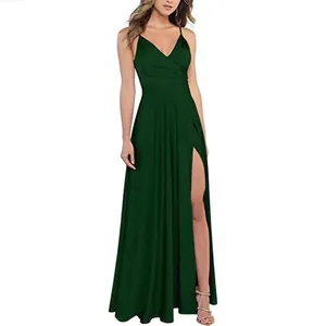 Détail d'une robe de soirée vert foncé élégante à fines bretelles et fente latérale