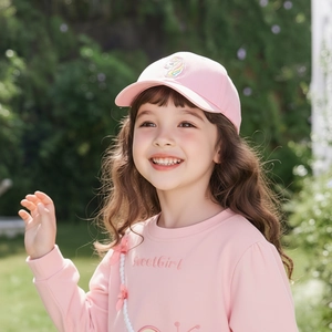 Detail der Einhorn-Stickerei auf einer rosa Baumwoll-Baseballkappe für Mädchen
