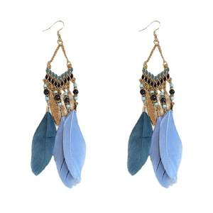 Boucles d'oreilles bohèmes avec plumes bleues et détails tissés dorés sur blanc