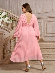 Dettaglio dell'elegante abito lungo a pieghe rosa con profondo scollo a V sulla schiena