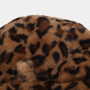 Détail d'un béret en fausse fourrure à imprimé léopard avec texture douce marron