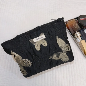 Detail der Vintage-Schminktasche mit Goldfalter-Jacquard und praktischem Reißverschluss