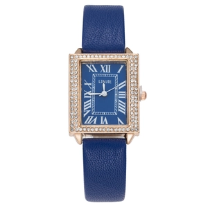 Montre femme rectangulaire en or rose avec bracelet en cuir bleu et lunette en cristal