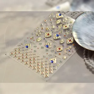 Detaillierte 3D Gold-Nagelaufkleber mit bunten Edelsteinen und böhmischen Sonnen-Mond-Mustern