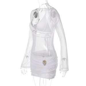 Détail de l'ensemble trois pièces en mesh blanc avec boucle en strass et manches voilées