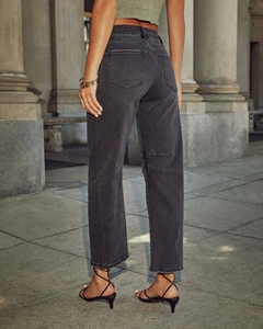 Dettaglio delle tasche posteriori e della vestibilità dei jeans grigi dritti da donna