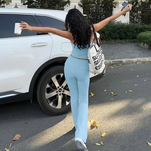 Dettaglio del set yoga in maglia celeste con top corto e pantaloni a zampa elastici