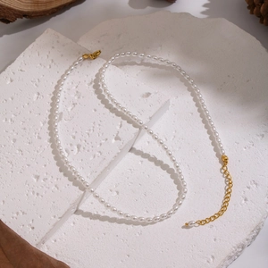 Elegante collana di perle vintage francese con piccole perle bianche e chiusura dorata